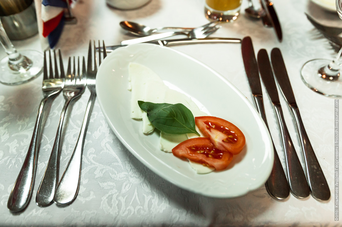 Антипасто «Капрезе» из помидоров и сыра моцарелла с базиликом теплоход «Н.А.Некрасов»
