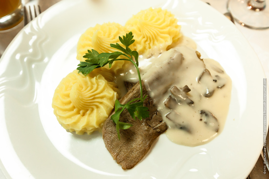 язык отварной в сливочно-грибном соусе с картофельным пюре на теплоходе Н.А.Некрасов