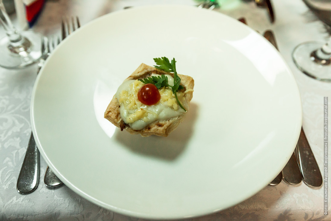 Жюльен куриный с грибами и сырной слойкой в авторской подаче теплоход «Н.А.Некрасов»