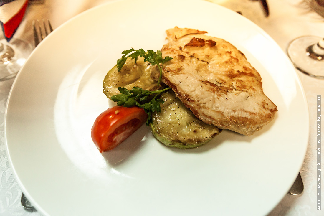 Индейка филе-гриль на подушке из цукини и томатов теплоход «Н.А.Некрасов»