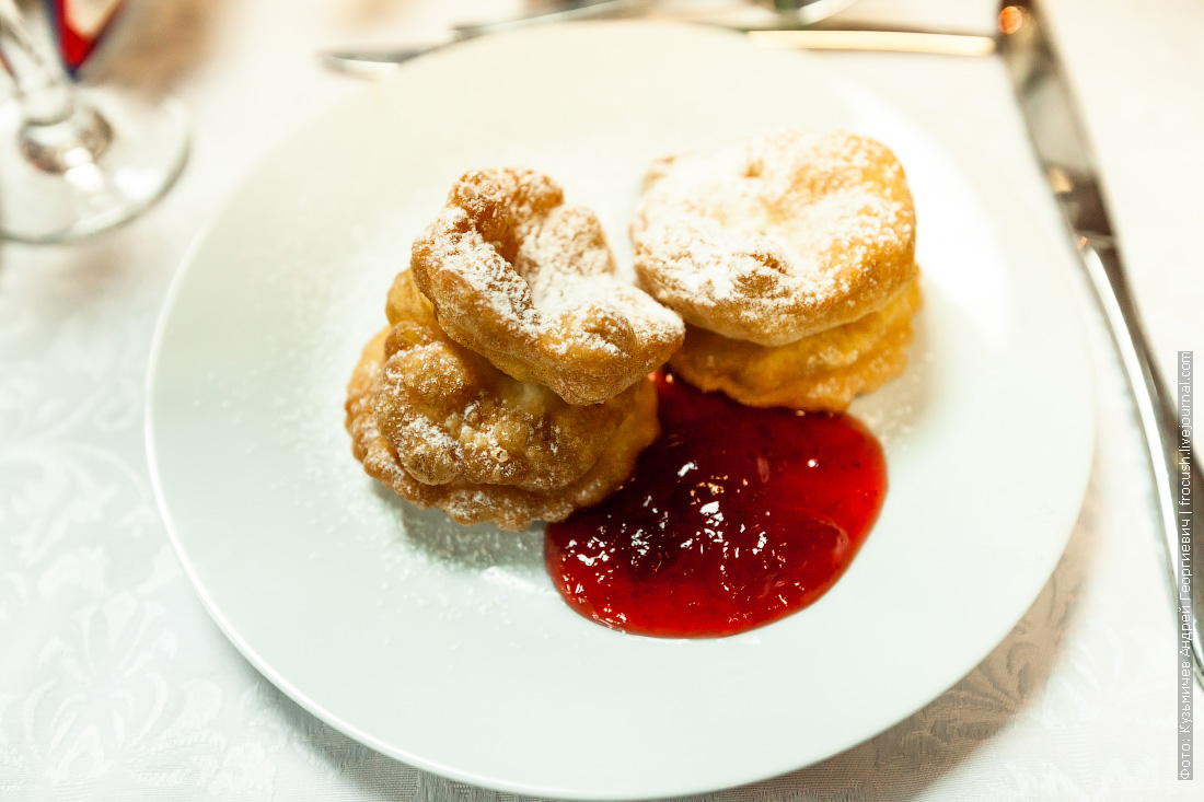 «Кьякере» тонко раскатанное обжаренное в масле тесто с клубничным соусом теплоход «Н.А.Некрасов»