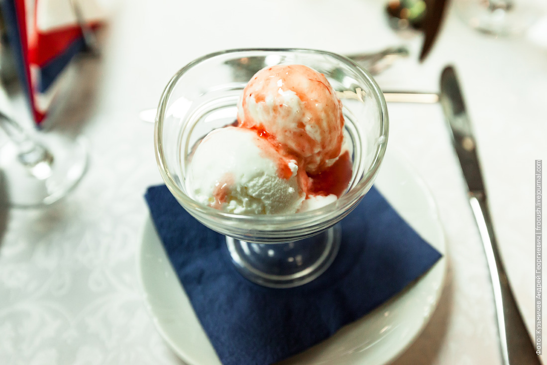 Мороженое с клубничным соусом теплоход «Н.А.Некрасов»