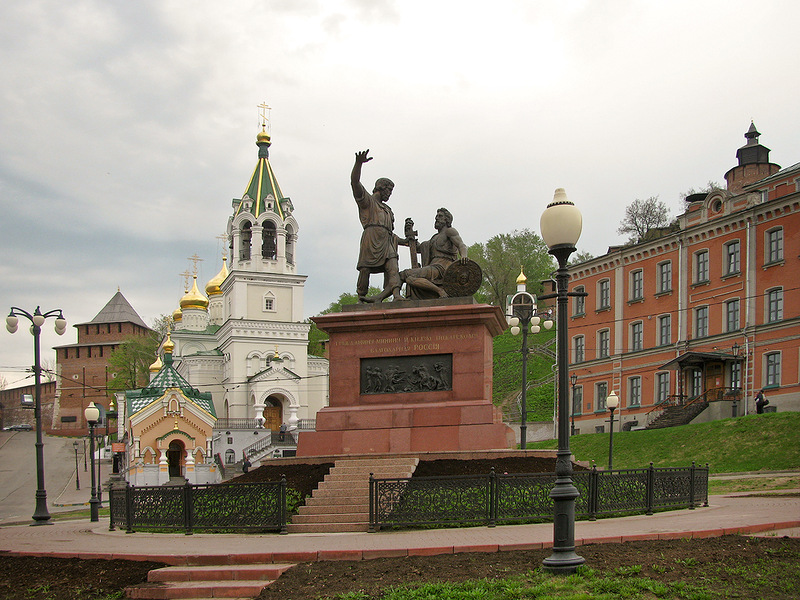 Памятник Минину и Пожарскому перед Кремлем. Фотография Нижнего Новгорода