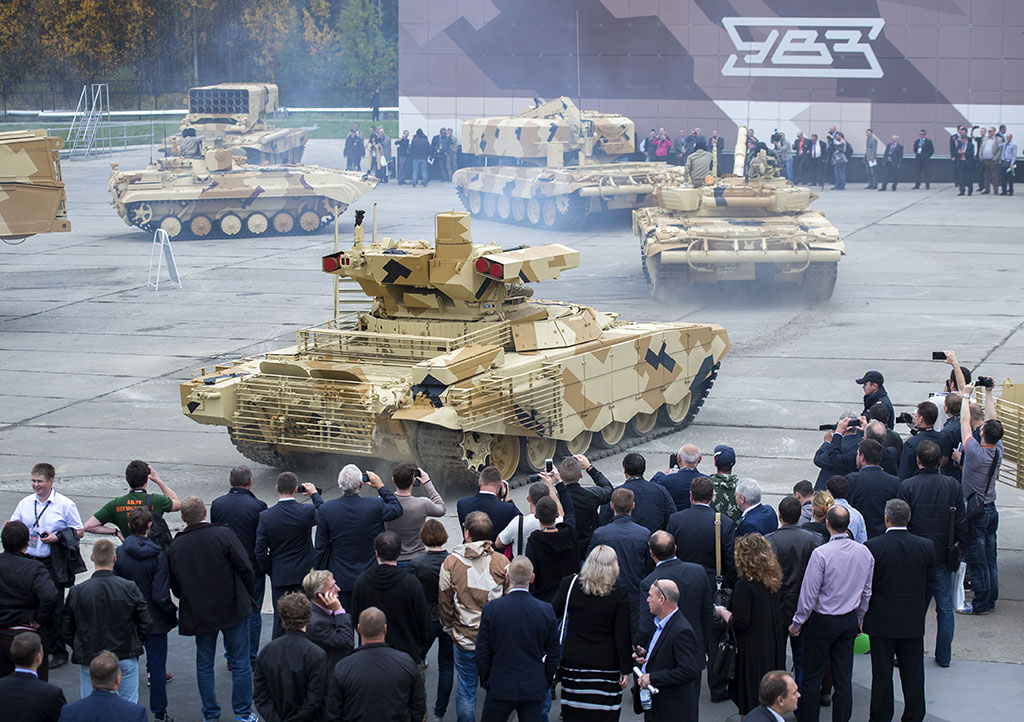 фото. Участники 10-й международной выставки Russia Arms Expo рассматривают представленные образцы военной техники. 