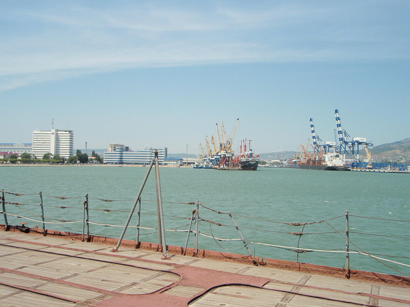 Панорама Новороссийского порта с палубы крейсера «Михаил Кутузов». Фотография Новороссийска