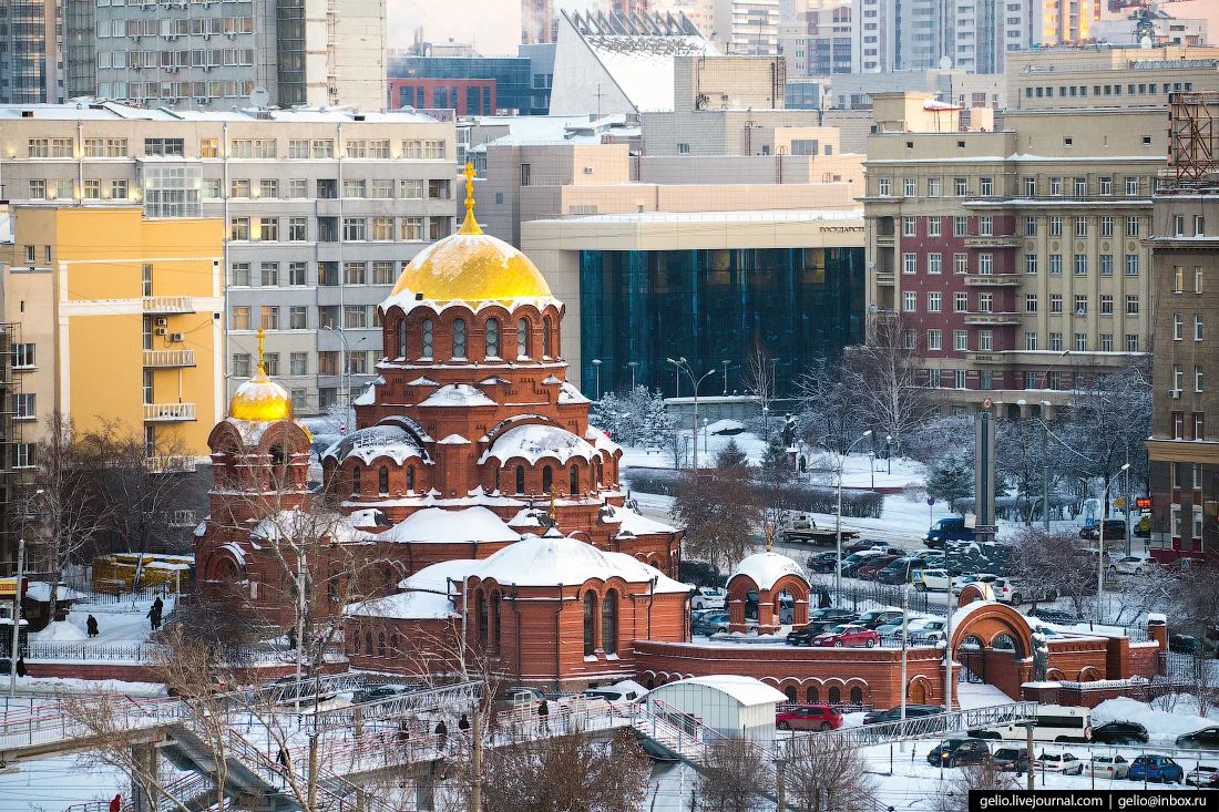 Собор Александра Невского — первое каменное здание города. Город Новосибирск