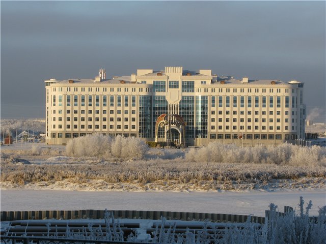 Здание администрации Ямало-Ненецкого автономного округа. Фотография Салехарда