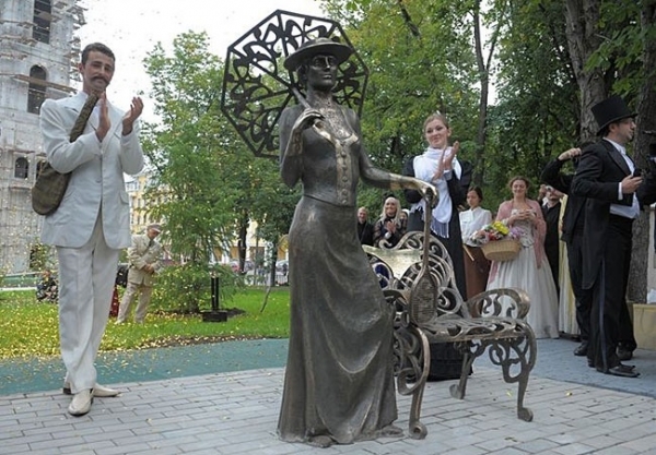 >Городская скульптура Самары. Дама с зонтиком и ракеткой фото