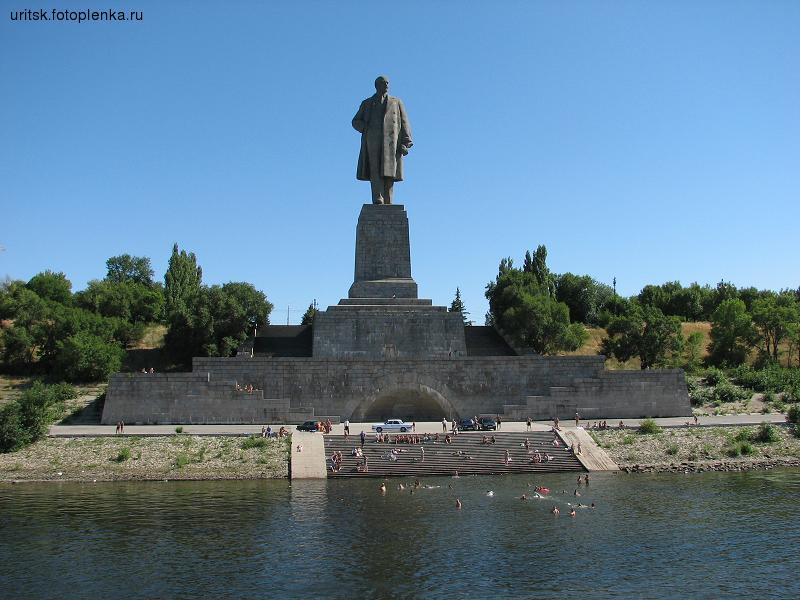 Памятник В.И. Ленину на входе в ВДСК. Раньше, как известно, на его месте столял памятник Сталину: