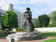 Этот памятник Кирилле Туровскому установлен в Университетском городке