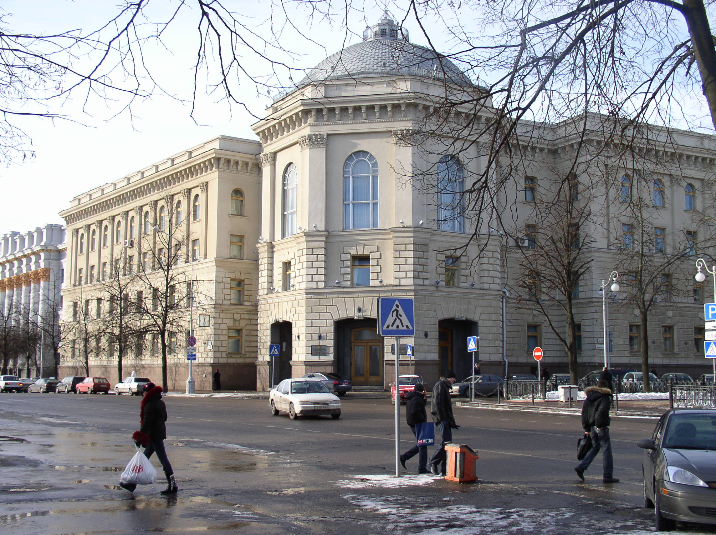 Здание Центального исполнительного комитета СНГ в Минске.  фото