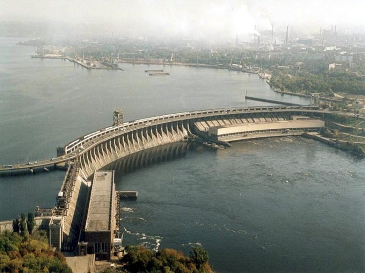 ДнепроГЭС. Электростанция находится в городе Запорожье. Фото Днепра