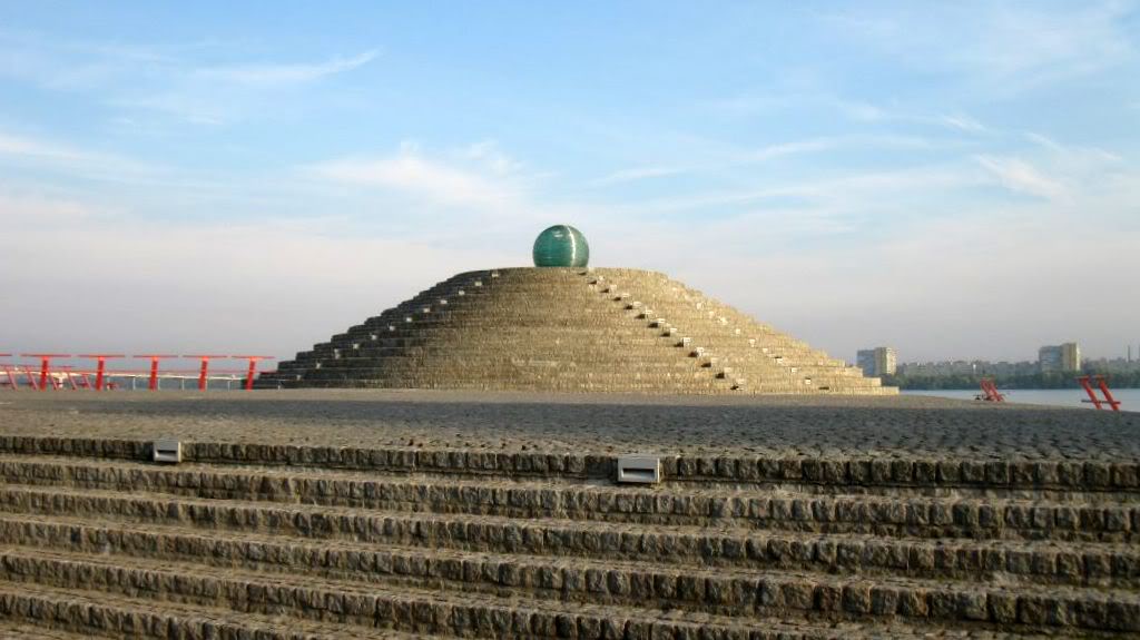 Пирамида Инков. Загадочный стеклянный шар на вершине мини-пирамиды.  Путеводитель по Украине.