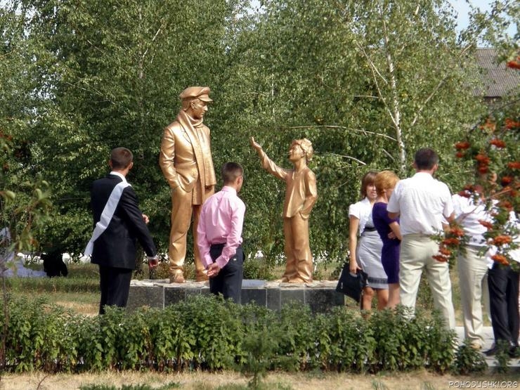 Памятник Остапу Бендеру. Дяденька, дай десять копеек ..