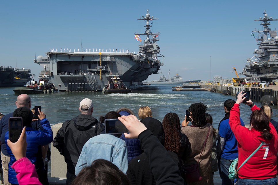 Отправление американского авианосца USS Harry Truman из порта Норфолк. 11 апреля 2018
