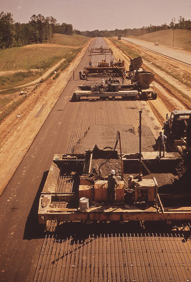 В 1956 году в США начинается масштабное строительство системы межштатных автомагистралей
