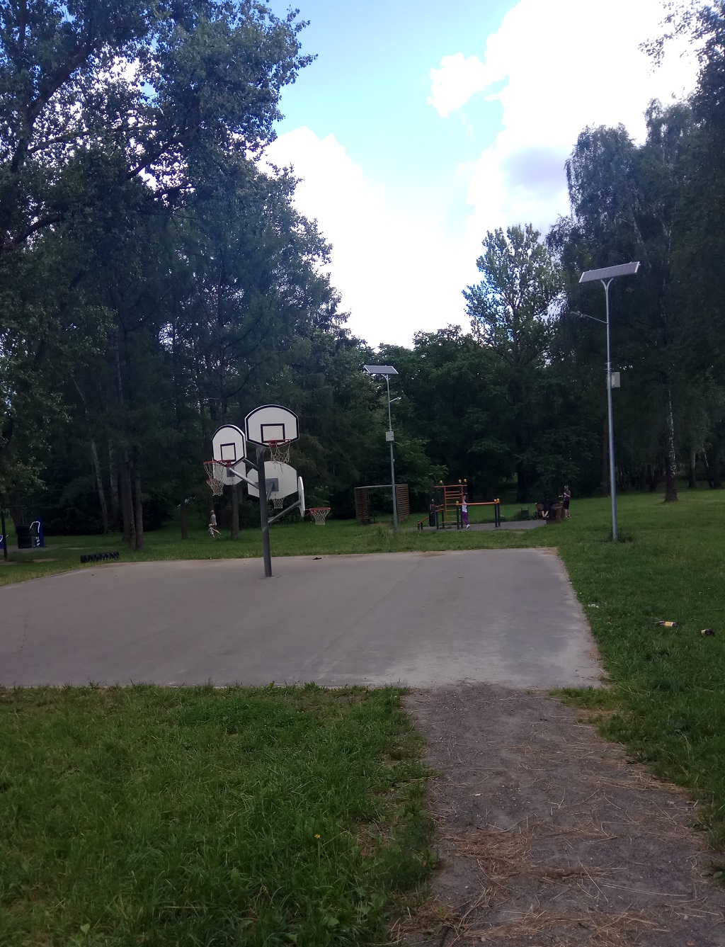 В каком парке водятся белки. Где отдохнуть в Минске. Фото. Фотография